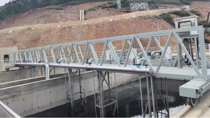 簡單操（cāo）作的（de）行車式吸泥機——襄綠環保吸泥機