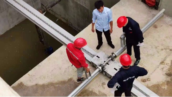 今天（tiān）帶（dài）大家（jiā）了解下單（dān）軌式鏈條式刮泥機的安裝原理襄綠環保