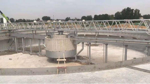 汙水（shuǐ）處理再添新動力：襄綠環保（bǎo）刮泥機