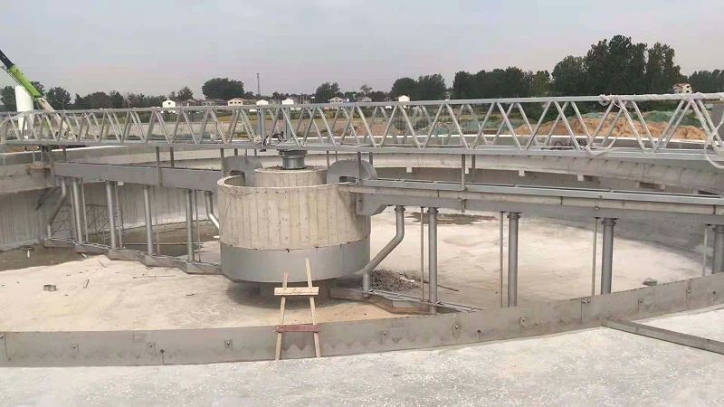 汙水處理再添（tiān）新動力：襄綠（lǜ）環保刮泥機